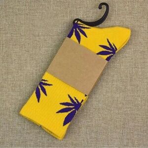 New Unisex Cannabis Leaf Pattern Crew Cut Socks Size 7-8​